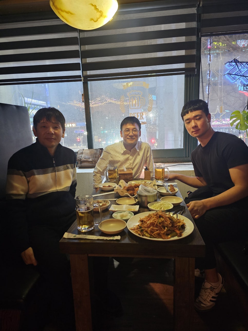 교복에서 군복으로: 우리 근육맨의 깜짝 방문!